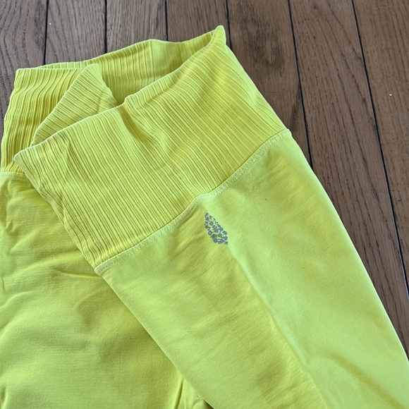 Yellow Free People good karma 7/8 leggings - Picture 5 of 10